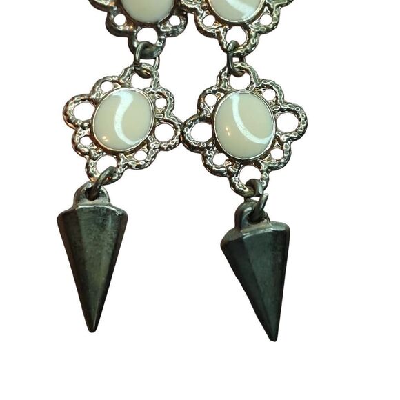 Vintage Style Dangle Earrings - Picture 2 of 2